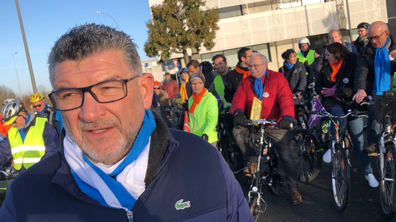 Municipales à La Roche-sur-Yon. Le maire fait un tour à vélo pour parler des mobilités