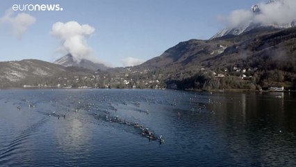 Холодные игры: в Анси прошли зимние гонки на досках для сапсёрфинга