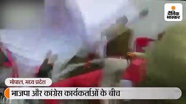हॉकर्स कॉनर्स के उद्घाटन कार्यक्रम में भाजपा-कांग्रेस कार्यकर्ताओं में विवाद, कुर्सियां फेंकी, मारपीट की