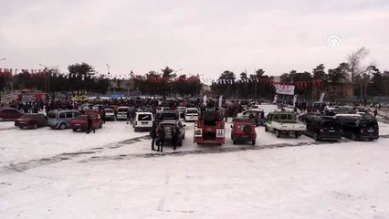 Modifiyeli araç sahipleri ihtiyaç sahibi çocuklara yardım için buluştu