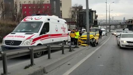 Taksinin elektrik direğine çarpması sonucu 2 kişi yaralandı