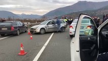 Ora News - Përplasen 3 makina në Milot, 2 të plagosur