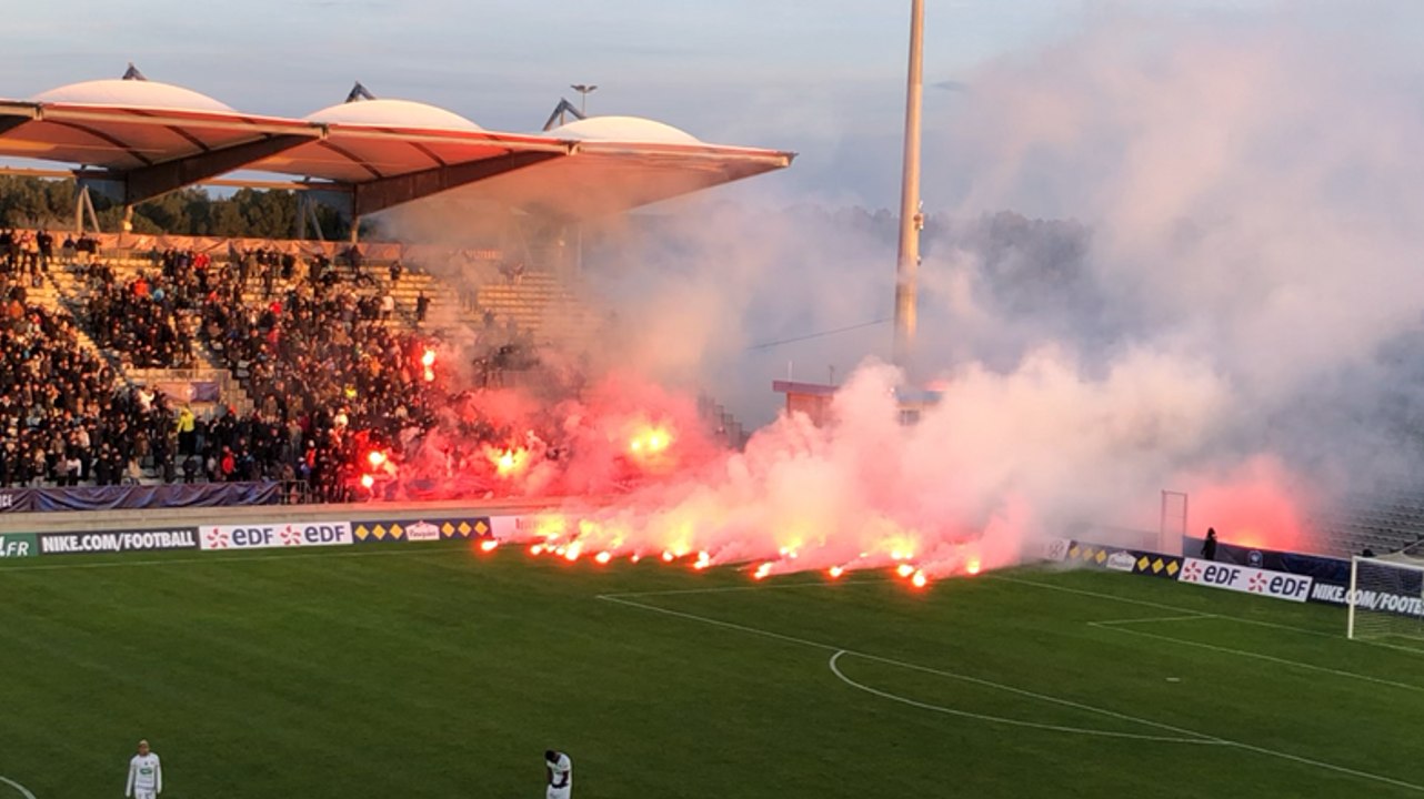 Fumigènes lancés sur la pelouse à l’entrée des joueurs