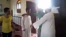 دخل المسجد و هو سكران فانظر ماذا فعل معه امام المسجد !!