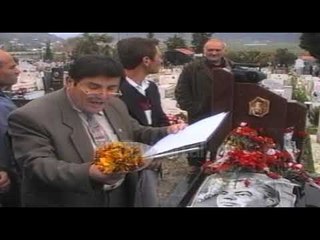 Komunistët tek varri i Enver Hoxhës - (11 Prill 2000)