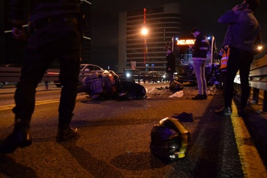 Metrobüs yolunda akıl almaz kaza, metrobüs motosiklete çarptı