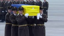 Lagrimas en Kiev al llegar cuerpos de víctimas de accidente aéreo en Irán