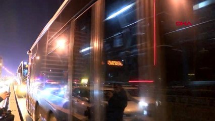 Mecidiyeköy'de motosiklet metrobüse çarptı 3 yaralı
