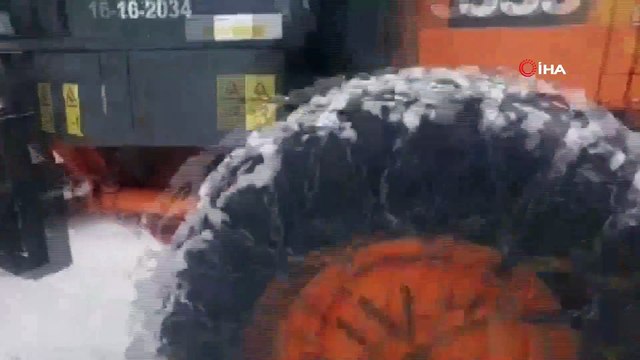 Kardan kapanan yolu açmaya çalışan iş makinesi şarampole devrildi: 1 yaralı