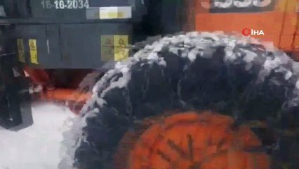 Kardan kapanan yolu açmaya çalışan iş makinesi şarampole devrildi: 1 yaralı