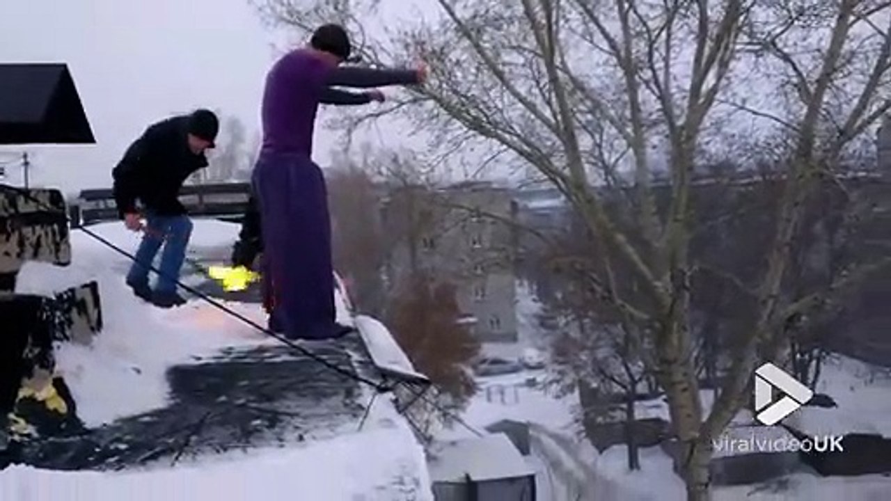 Ce russe saute du 5ème étage le pantalon enflammé et atterrit dans la neige. Cascade incroyable