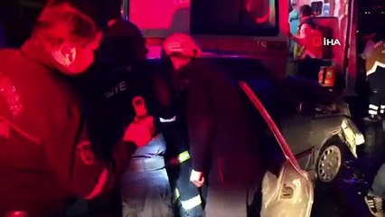 İtfaiyecilerden duygulandıran hareket...Yaralı yaşlı kadın üşümesin diye parkeleriyle örttüler