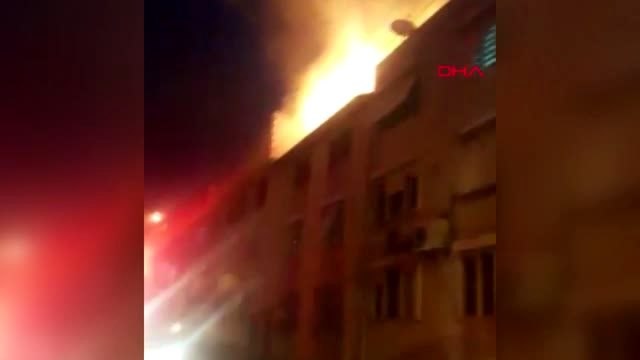 Balıkesir edremit'te çatıda çıkan yangın eve sıçradı