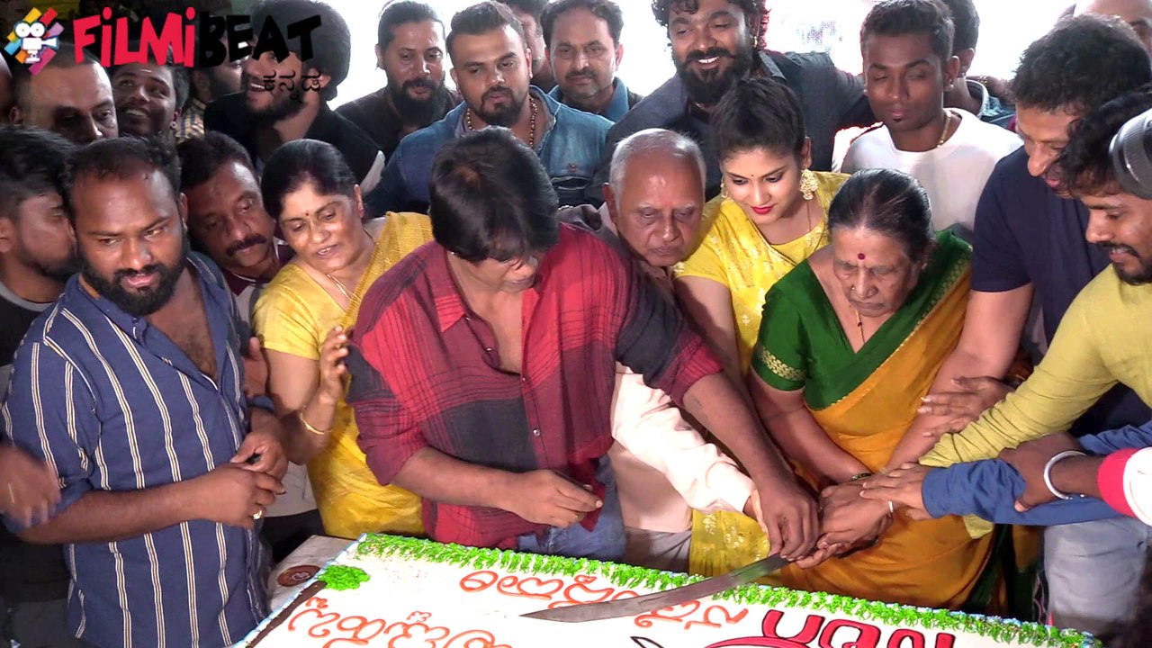 ಕತ್ತಿಯಲ್ಲಿ ಕೇಕ್ ಕತ್ತರಿಸಿದ ದುನಿಯಾ ವಿಜಯ್,ಸಂಭ್ರಮಿಸಿದ ಅಭಿಮಾನಿಗಳು| DUNIYA VIJAY |SALAGA|FILMIBEAT KANNADA