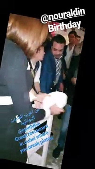 يا ترى كسرت كام طبق.. بشرى تحتفل بعيد ميلاد أحد أصحابها على الطريقة اليونانية