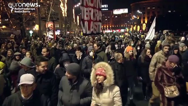 المئات يتظاهرون فى بلجراد احتجاجا على التلوث