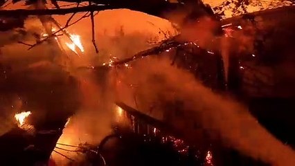 Una joven de 19 años trata desesperadamente extinguir el fuego que consume su casa en Australia