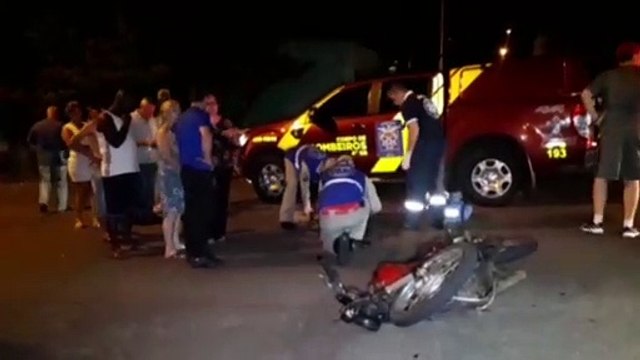 Forte colisão de trânsito entre carro e moto é registrada no Centro de Cascavel