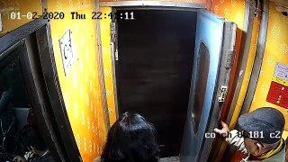 Unbelievable Running Train Purse Snatched(480P)