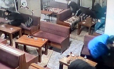 Bursa'da 2 kişinin silahla yaralanma anı kamerada