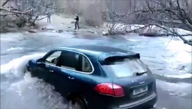 Traverser une rivière en Porsche Cayenne...