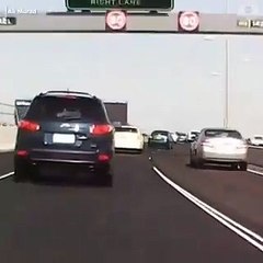 Un panneau d'autoroute tombe sur une voiture
