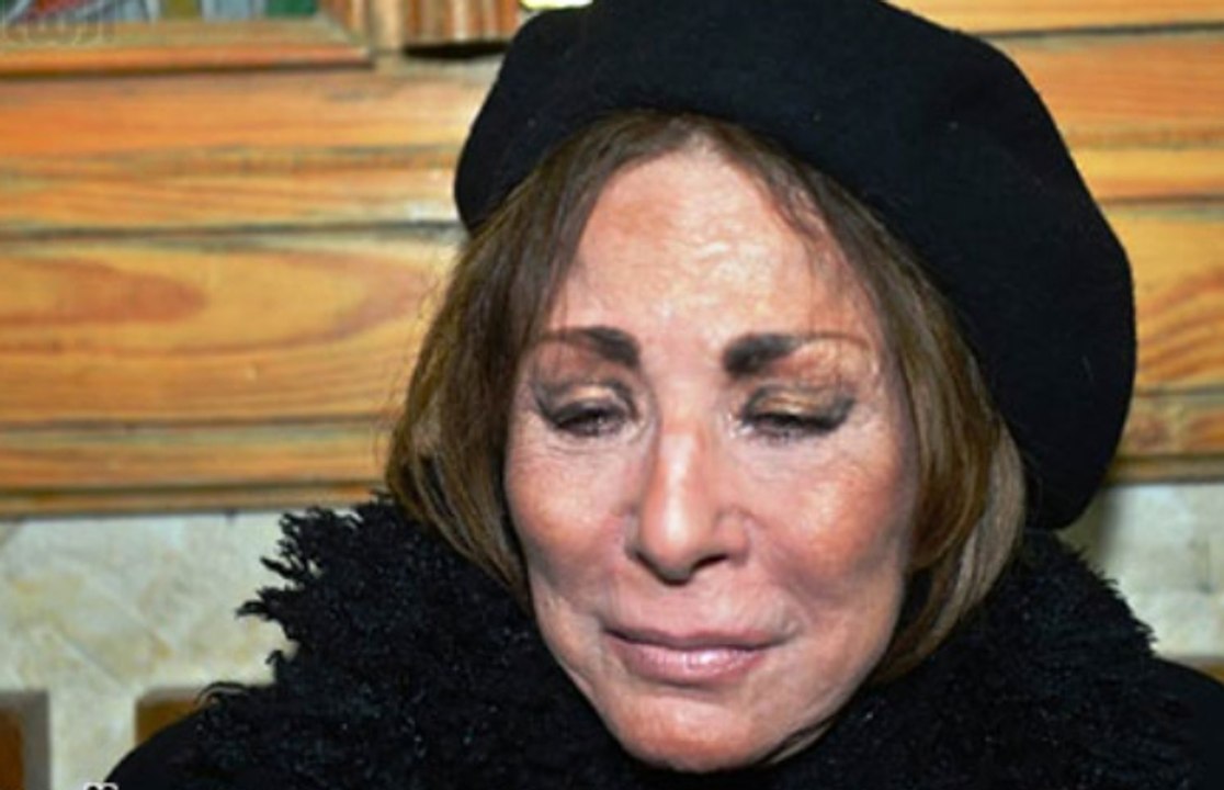 لقطات من بكاء لبنى عبد العزيز الحار في عزاء ماجدة الصباحي