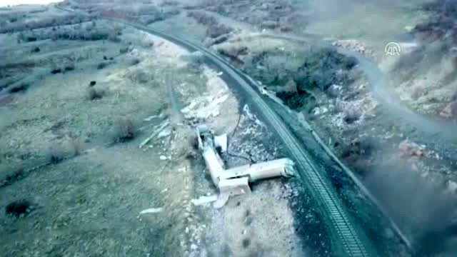 Elazığ'da 4 yıl önce teröristlerin saldırısı sonucu raydan çıkan vagonlar kaldırıldı