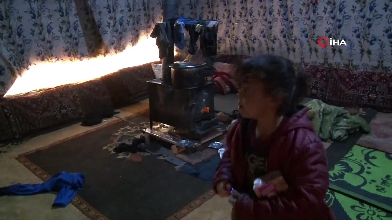 - Sığınmacılar, güvenli yer bulmak için sürekli göçüyor- Kavimler Göçü değil bombardıman göçü- Savaştan kaçan Suriyeli siviller, güvenlik gerekçesi ile sürekli göç etmek zorunda kalıyor- Bombardımandan kaçan Suriyeli sivillerin ara...