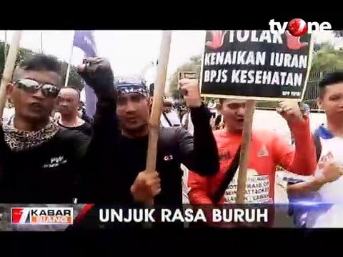 Ratusan Buruh Unjuk Rasa Depan DPR Tolak Omnibus Law