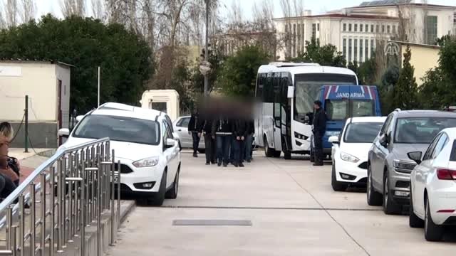 Adana merkezli uyuşturucu operasyonunda yakalanan 17 zanlı adliyede