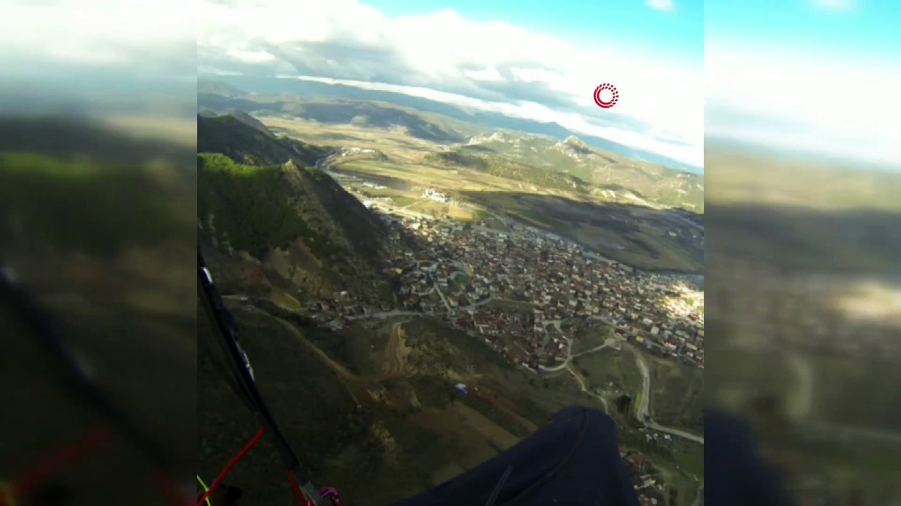 Yamaç paraşütçüsü sahaya inince futbolcular neye uğradığını şaşırdı