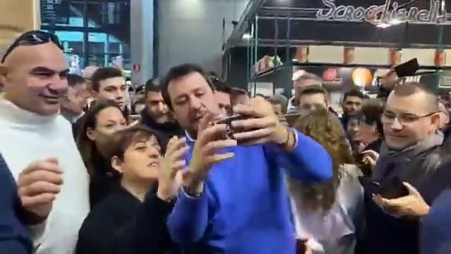 Salvini - Un abbraccio dalla fiera di Rimini (19.01.20)