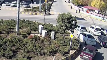 Trafik kazasında araçtan düştü, o anlar kameraya böyle yansıdı