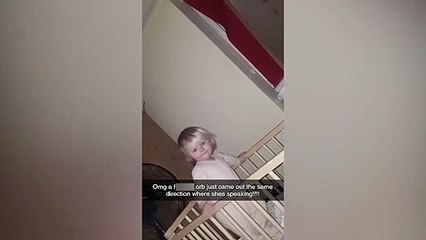 Hayaletlerle konuşan bebeğini videoya çekti