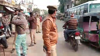 Télécharger la video: इटावा में पुलिस ने चलाया वाहन चेकिंग अभियान, काटे चालान