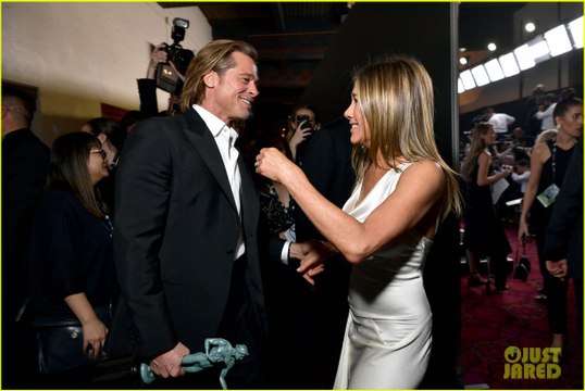 هل تصالح براد بيت وجينيفر أنيستون؟ تصرفاتهما العلنية تقلب الموازين