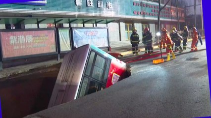 Comment un trou dans la chaussé a englouti un bus en Chine ? | One Minute News