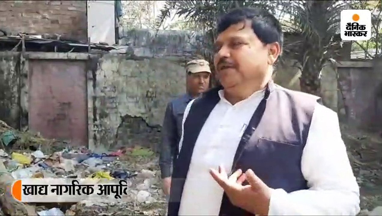 वेयर हाउस में गंदगी देख भड़के मंत्री तोमर, फावड़ा लेकर खुद समेटने लगे कचरा, कहा- सफाई रखना हमारा कर्तव्य