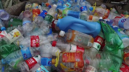 Mbytet nga plehrat, Kina heq qeset plastike!