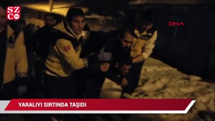 Video herunterladen: Ambulans dar sokağa giremeyince yaralıyı sırtında taşıdı