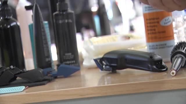 Peluqueros solidarios en un albergue de Sevilla