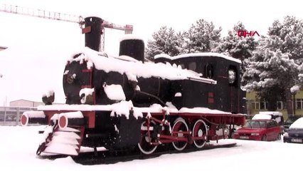 Sivas'ta 'hobbit evleri'nde kış güzelliği