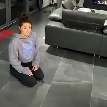 Un nouveau challenge qui consiste à se lever du sol sans utiliser les mains !