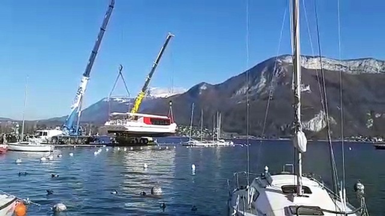 L'Amiral mis à l'eau sur le lac d'Annecy