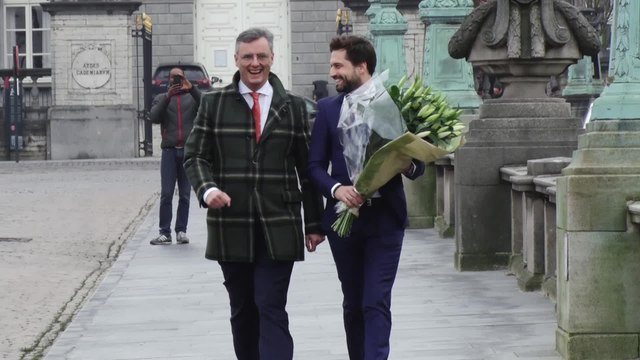 Les informateurs au palais avec des fleurs pour l'anniversaire de la Reine