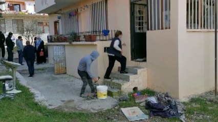 Скачать видео: Ndezi cigaren në shtëpi, shpërthen bombola e gazit/ Plagoset çifti i të moshuarve në Lushnjë