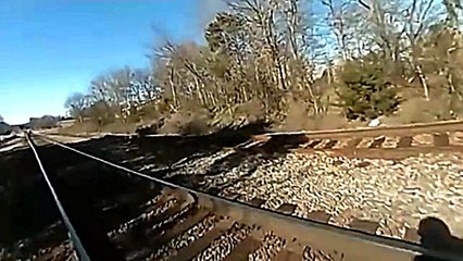 Télécharger la video: Un policier en mission se fait percuter par un train