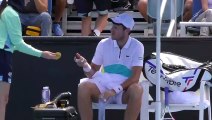 Cabreo monumental de un juez de silla con el tenista que pide a la recogepelotas que le pele la banana