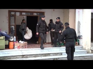 Ora News - Vlorë: Familjet lirojnë shtëpinë e oficerëve